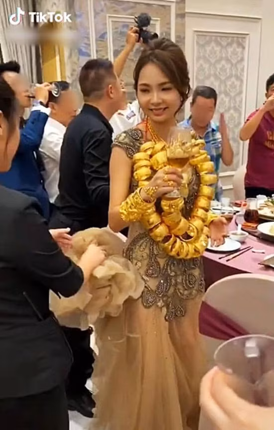Bên cạnh những ý kiến bày tỏ sự ngưỡng mộ, không ít cư dân mạng cho rằng, việc tặng quà cưới bằng vàng vốn là truyền thống, tuy nhiên, không nên quá đà hoặc phô trương. 