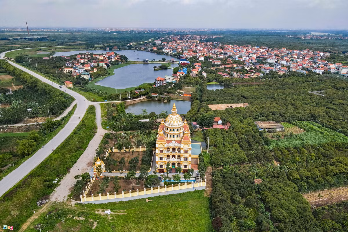 Chủ nhân của tòa lâu đài này là ông Đỗ Trọng Sáu (56 tuổi, thôn Trung Châu, xã Đông Kết, Khoái Châu, Hưng Yên), một chủ lò gạch trên địa bàn tỉnh. Công trình này của ông Sáu được khánh thành vào tháng 6/2020 sau khoảng 2 năm xây dựng.