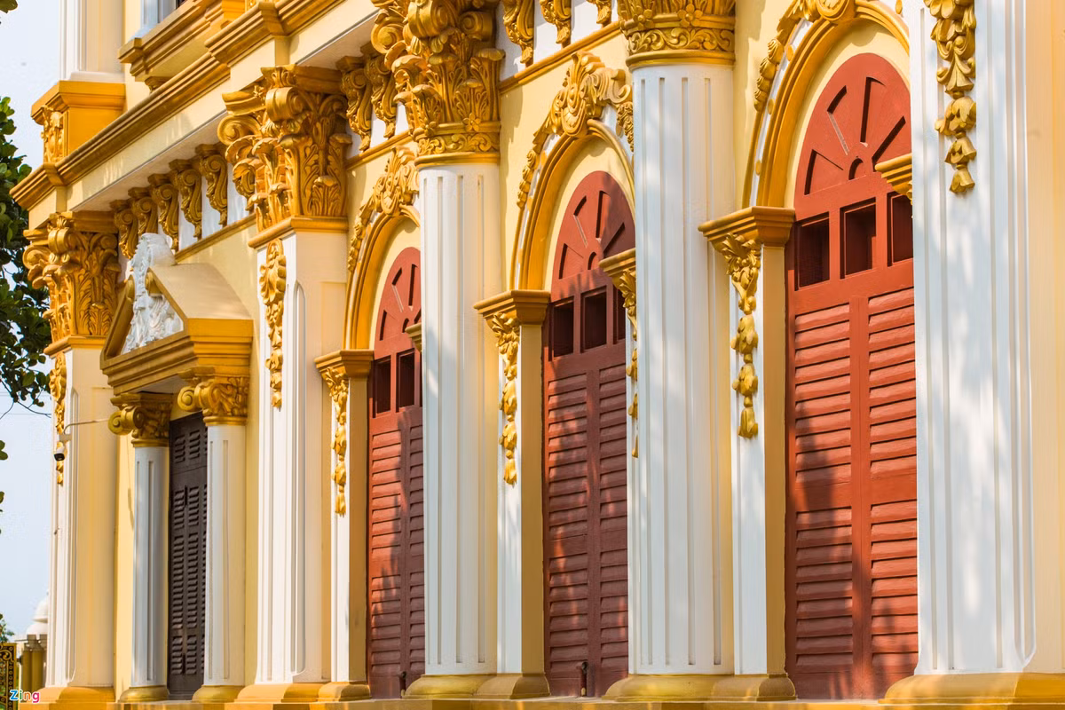 Ông Sáu cho biết tự tay thiết kế công trình dựa theo phong cách châu Âu với vòm, hoa văn đặc trưng cùng màu sơn vàng, trắng theo phong cách của những tòa lâu đài trên thế giới.