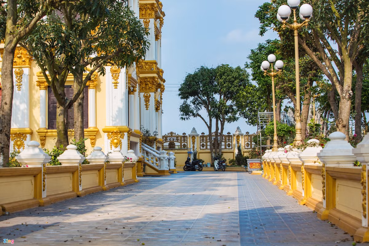 Cổng và tường rào xung quanh ngôi nhà được thiết kế với họa tiết, hoa văn cầu kỳ. Cây cối được trồng nhiều ở khoảng sân bên trong tòa lâu đài của ông chủ lò gạch. Ông Sáu cho trồng nhiều cây ăn quả như xoài, mít, bưởi, hồng xiêm cùng nhiều loài hoa như hoa hồng, hoa mẫu đơn...