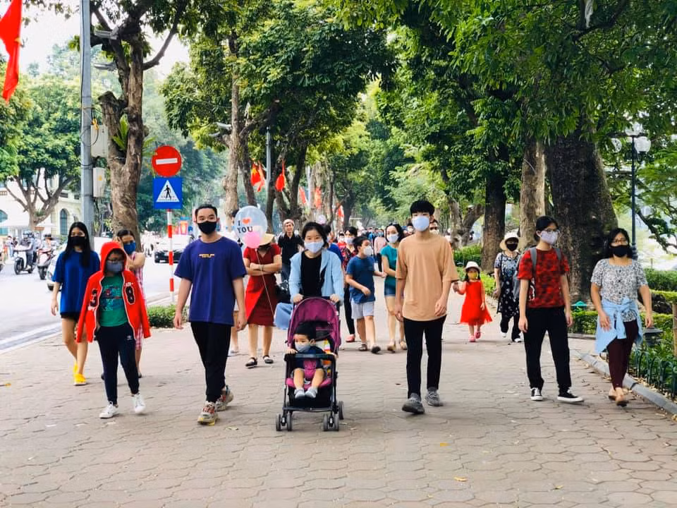 Nguy co dich COVID-19 lan 4 bung phat, Ha Noi tam dung cac le hoi