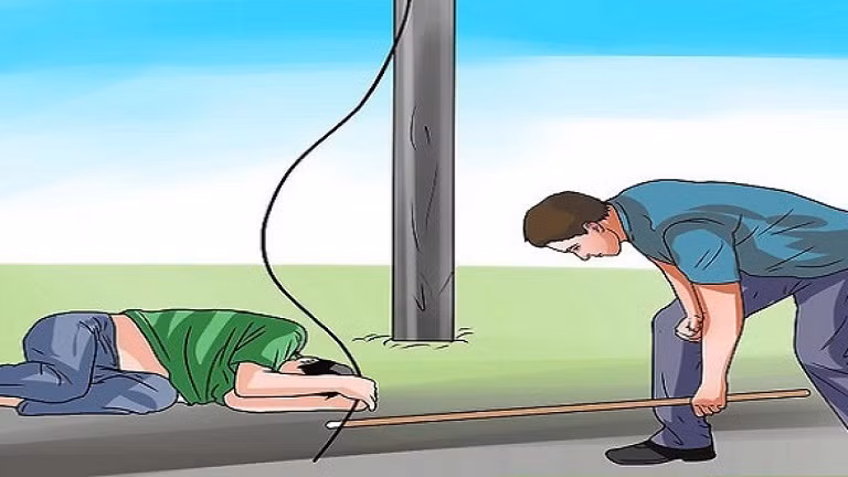 "Nếu tai nạn điện giật xảy ra ở nhà, người dân có thể sử dụng gậy bằng gỗ khô tuyệt đối như cán chổi hoặc chân ghế có bọc nhựa cách điện. Tuyệt đối không sử dụng gỗ đang ẩm ướt vì tính dẫn điện cao, gây nguy hiểm tới tính mạng của người ứng cứu" - bác sĩ Long lưu ý.