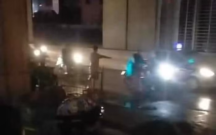 Ha Noi: Truy bat ke sat hai nu cong nhan moi truong ngay tren pho