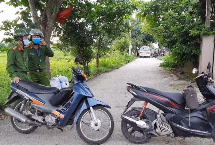 Công an TP Vinh, Công an tỉnh Nghệ An đã cử lực lượng xuống hiện trường. Tuy nhiên, nghi phạm nổ súng vẫn cố thủ trong nhà.