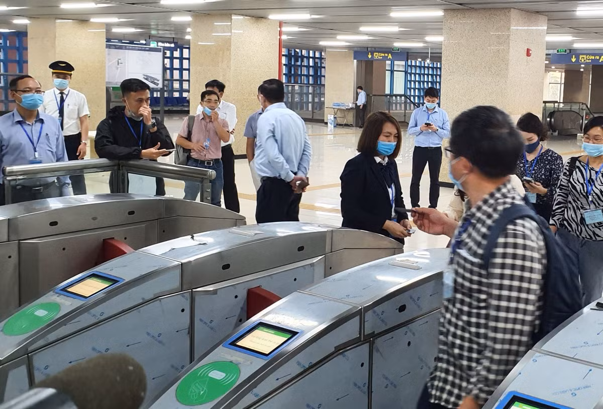 Luồng trả vé tự động hành khách vào ga. (Ảnh: Tin Tức)