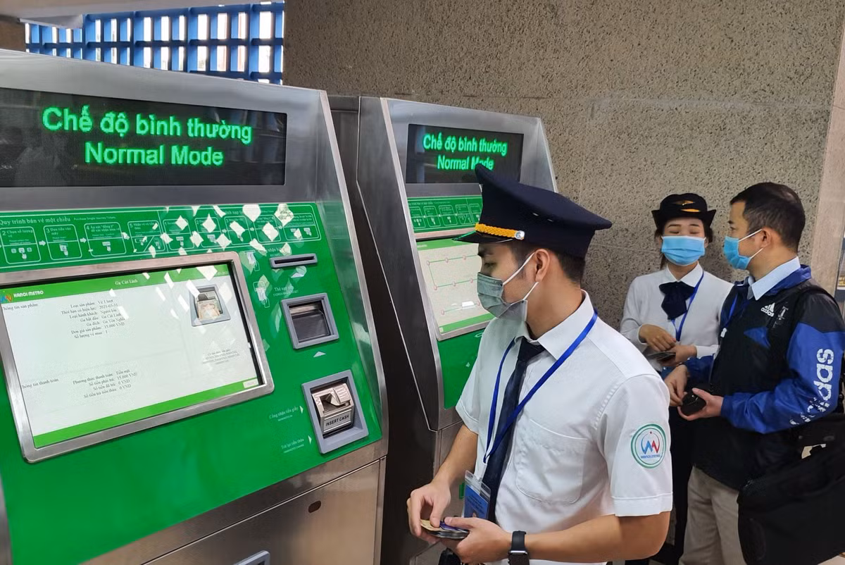 Quầy bán vé tự động có nhân viên hướng dẫn. (Ảnh: Tin Tức)
