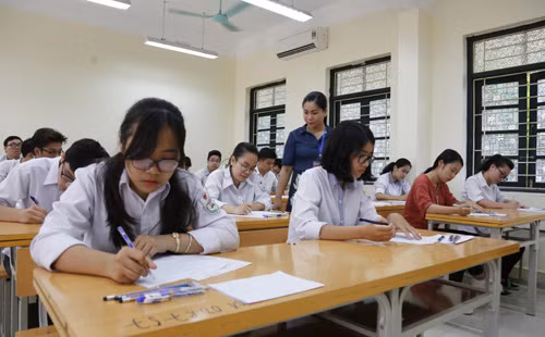 Cụ thể, 14 giờ chiều ngày 6/7, các thí sinh làm thủ tục dự thi tốt nghiệp THPT năm 2021, đính chính sai sót (nếu có) và nghe phổ biến quy chế thi, lịch thi. Sáng 7/7, thí sinh thi môn đầu tiên là môn ngữ văn với thời gian 120 phút, giờ phát đề thi là 7h30 và thí sinh bắt đầu làm bài sau đó 5 phút. (Ảnh: HNM)