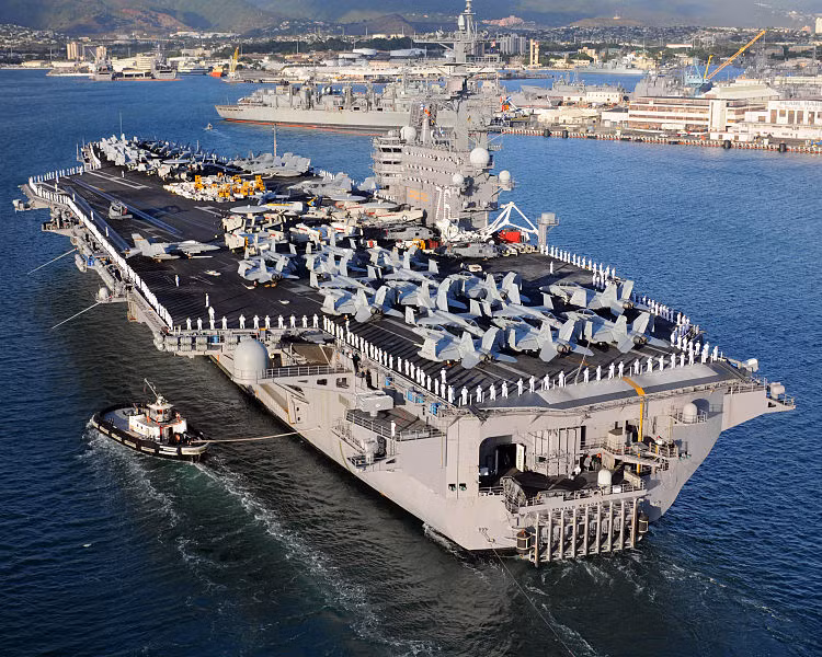 Tương tự như các tàu sân bay lớp Nimitz khác, USS Ronald Reagan (CVN-76) có thể phục vụ hoạt động cho tới 90 máy bay các loại gồm từ trực thăng, máy bay chiến đấu, máy bay vận tải, máy bay báo động sớm. Nguồn ảnh: Wikipedia