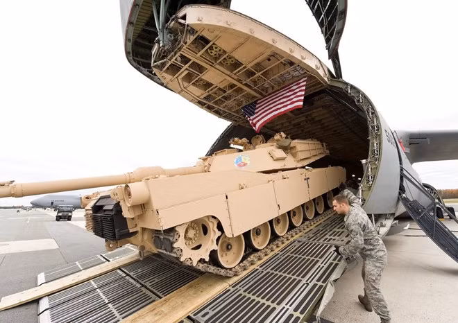 Xe tăng M1 Abrams cũng có thể được đưa vào bên trong khoang.