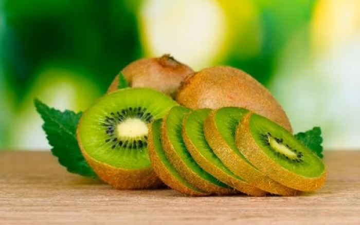 Quả kiwi Là một loại trái cây tuyệt vơi giúp ổn định tâm trạng, dễ đi vào giấc ngủ, ổn định tâm trạng và hệ thần kinh.