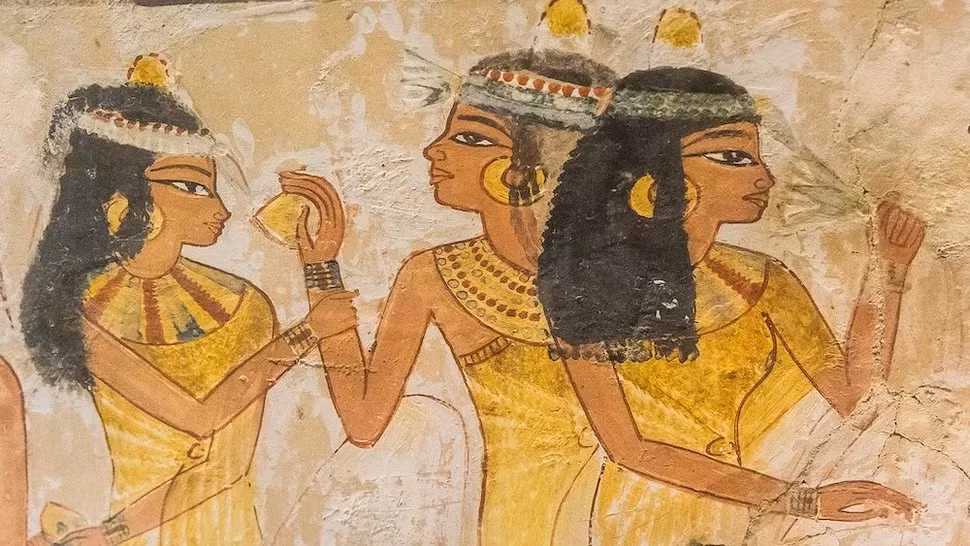 Theo một nghiên cứu trên tạp chí Antiquity, những ngôi mộ lâu đời nhất của người Ai Cập cổ đại thường có những chiếc mũ đội đầu hình nón có kích thước bằng "tách cà phê". Chúng có niên đại khoảng 3.300 năm tuổi.