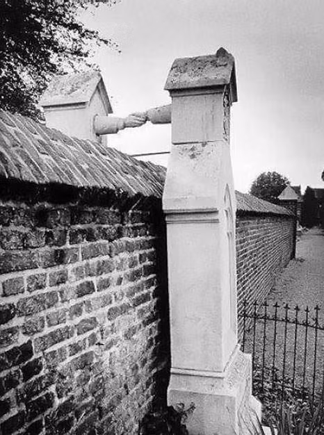 Sau khi qua đời, vợ chồng người Hà Lan J.W.C van Gorcum và J.C.P.H van Aefferden được chôn cất tại 2 nghĩa trang vì theo 2 tôn giáo khác nhau: Công giáo và Tin lành. Giữa 2 ngôi mộ là một bức tường. Hai bàn tay nắm chặt nhau kết nối hai ngôi mộ ở hai bên bức tường được xem là biểu tượng cho sự gắn kết mãi mãi của vợ chồng Gorcum. Bức ảnh lịch sử này được chụp năm 1888 khiến nhiều người cảm động.