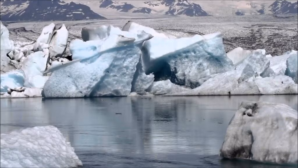 "Bãi biển kim cương" là một trong số nhiều bãi biển cát đen ở Iceland. Bãi biển này có màu sắc nổi bật như vậy là do hoạt động núi lửa trong quá khứ. Ảnh: seatrips.