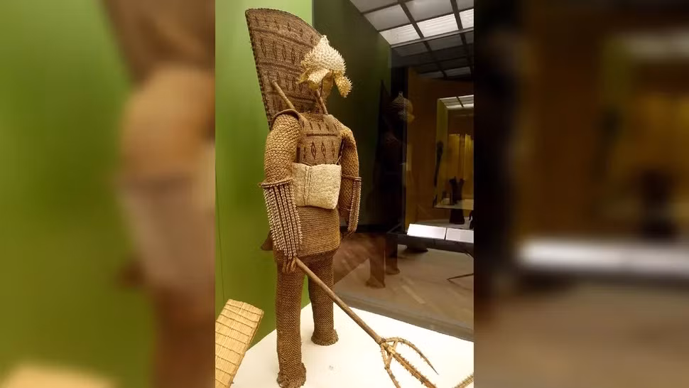 Bộ giáp của các chiến binh sống trên quần đảo Kiribati bao gồm mũ da cá nóc và quần áo làm từ xơ dừa. Hiện vật này có niên đại khoảng 300 tuổi.