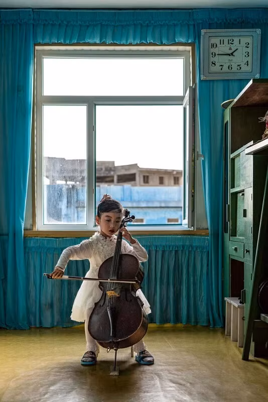 Bé gái chơi đàn cello tại trường mẫu giáo Chongnam ở Chongjin, tỉnh Bắc Hamgyong.