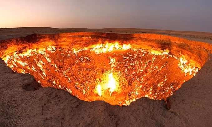 Nổi tiếng không kém là miệng hố Darvaza ở Turkmenistan. Còn được gọi là "Cổng địa ngục", miệng hố Darvaza đã cháy liên tục hàng chục năm qua. Giới chuyên gia nhận định nhiều khả năng nó bắt nguồn từ một một sự cố ngẫu nhiên từ thời Chiến tranh Lạnh.