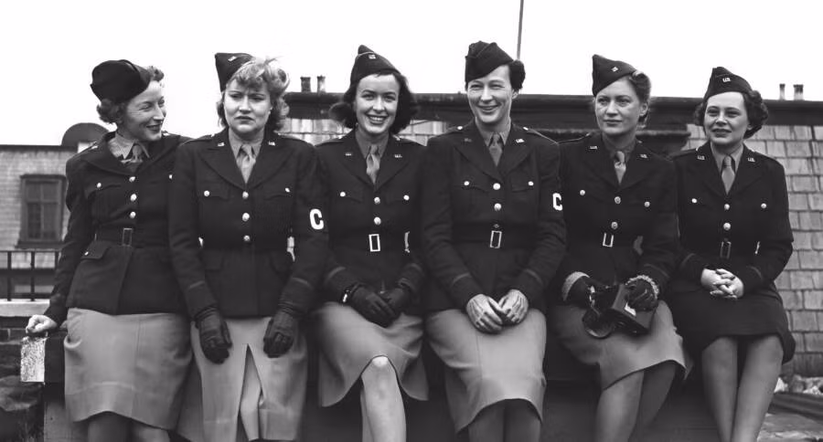 Trong số này, phóng viên Lee Miller (thứ 2 từ phải sang) từng đến Pháp không lâu sau khi Đức quốc xã xâm lược quốc gia này. Cô đã chụp nhiều bức ảnh ghi lại những khoảnh khắc ác liệt của cuộc chiến tại Pháp.