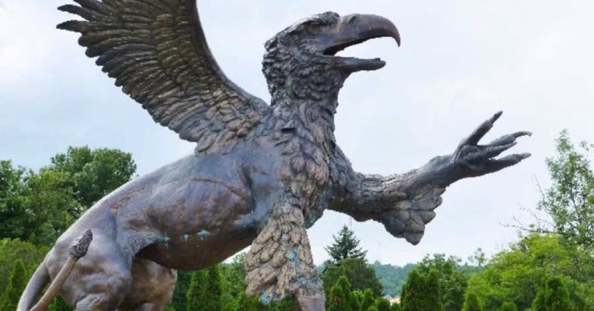  Quái thú lai có sức mạnh phi thường nổi tiếng thế giới là Griffin. Theo các giai thoại, truyền thuyết, Griffin được mô tả với mình là sư tử trong khi cánh và đầu là đại bàng.