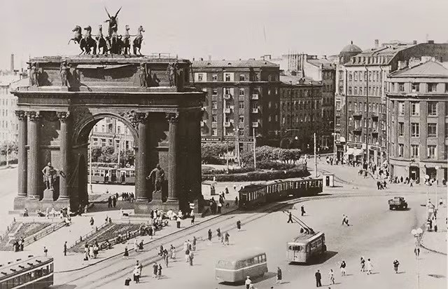 Khải Hoàn Môn Narva ở Leningrad được các kỹ sư, công nhân trùng tu sau khi chiến tranh kết thúc.