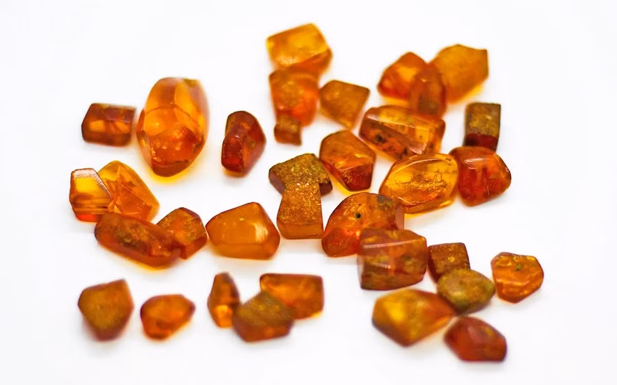 Hổ phách được người Mycenaean làm thành vòng cổ và nhiều loại trang sức đeo trên đầu hoặc trên tóc. Cả hai giới đều sử dụng loại đá quý này.
