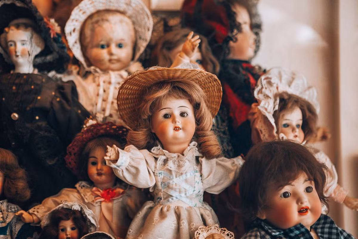 Đối với nhiều người, những con búp bê xinh đẹp, đáng yêu là món đồ chơi yêu thích. Thế nhưng, một số trường hợp mắc chứng sợ búp bê (Pediophobia). Theo đó, họ sợ hãi, bất an khi nhìn thấy những con búp bê dù xinh đẹp hay đáng sợ.