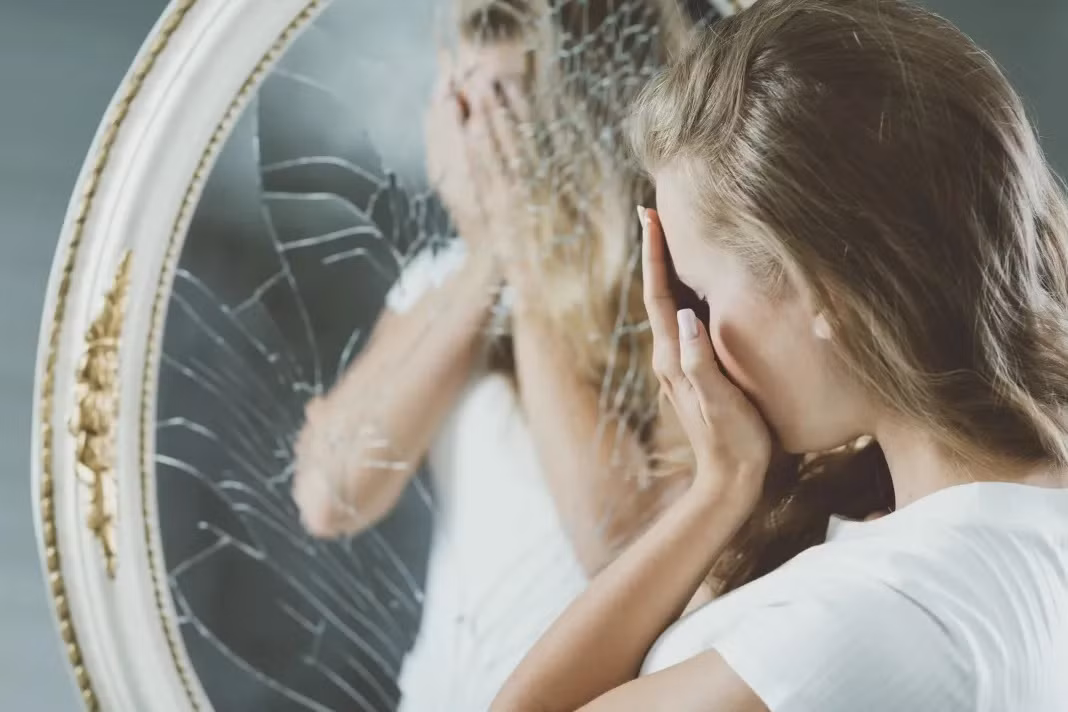 Do đó, tại nơi ở và làm việc của những người mắc chứng sợ soi gương sẽ không có sự xuất hiện của những chiếc gương soi. Họ sẽ cố gắng tránh xa những chiếc gương để không gặp chuyện xui xẻo.