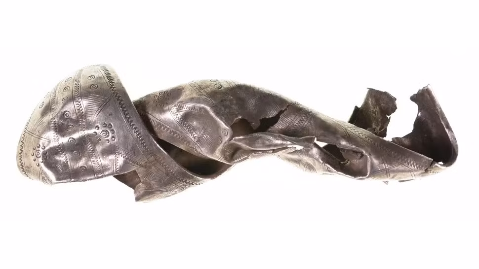 Người phát hiện kho báu tiền cổ quý hiếm trên đã nhanh chóng thông báo cho cơ quan chức năng tại thành phố Koblenz. Ngay sau khi nhận được tin báo, các chuyên gia khảo cổ đã tìm thấy khoảng 2.940 đồng xu có từ thời La Mã cùng hơn 200 mảnh bạc mỏng được trang trí bằng các họa tiết hình học.