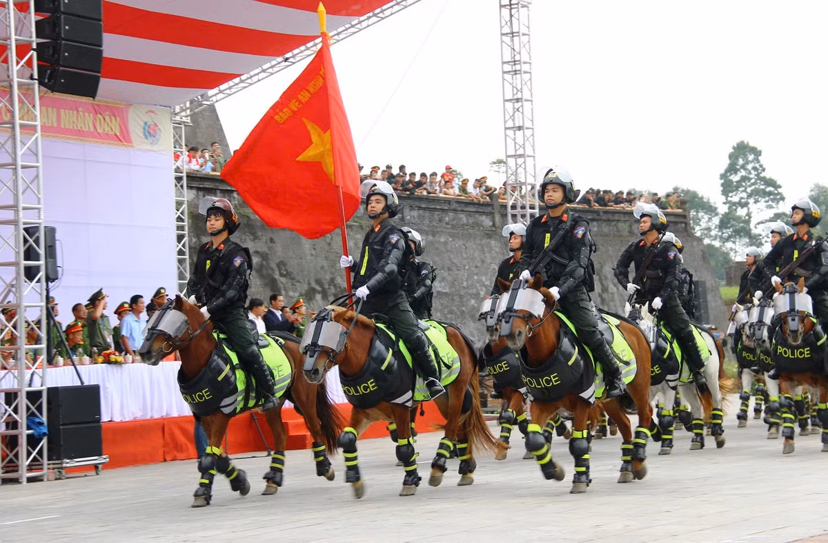 Đại hội năm nay tạo ấn tượng mới khi có sự tham gia của đoàn kỵ binh. Đặc biệt, năm nay có thêm nhiều nội dung với 3 môn thi đấu gồm: Chạy ứng dụng, chiến sĩ công an khỏe và bóng đá nam 7 người, 9 nội dung thi bắn súng và 9 nội dung thi điều lệnh, quân sự, võ thuật công an nhân dân. Ảnh: Trần Hồng