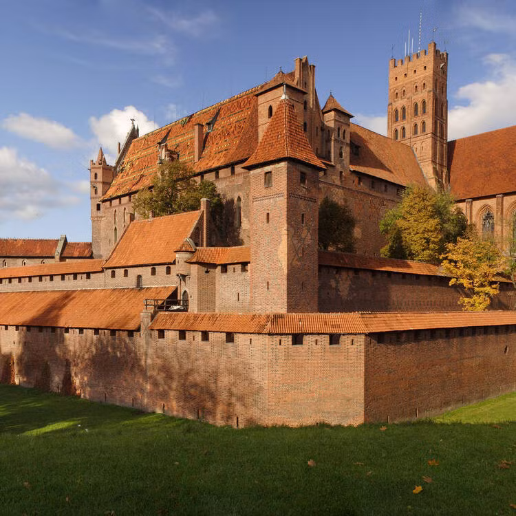 Hai mặt của lâu đài Malbork được bảo vệ bởi đầm lầy. Một mặt của công trình quay về phía nam là mặt để phòng thủ. Mặt cuối cùng tiếp giáp với bờ trũng của sông Nogat.