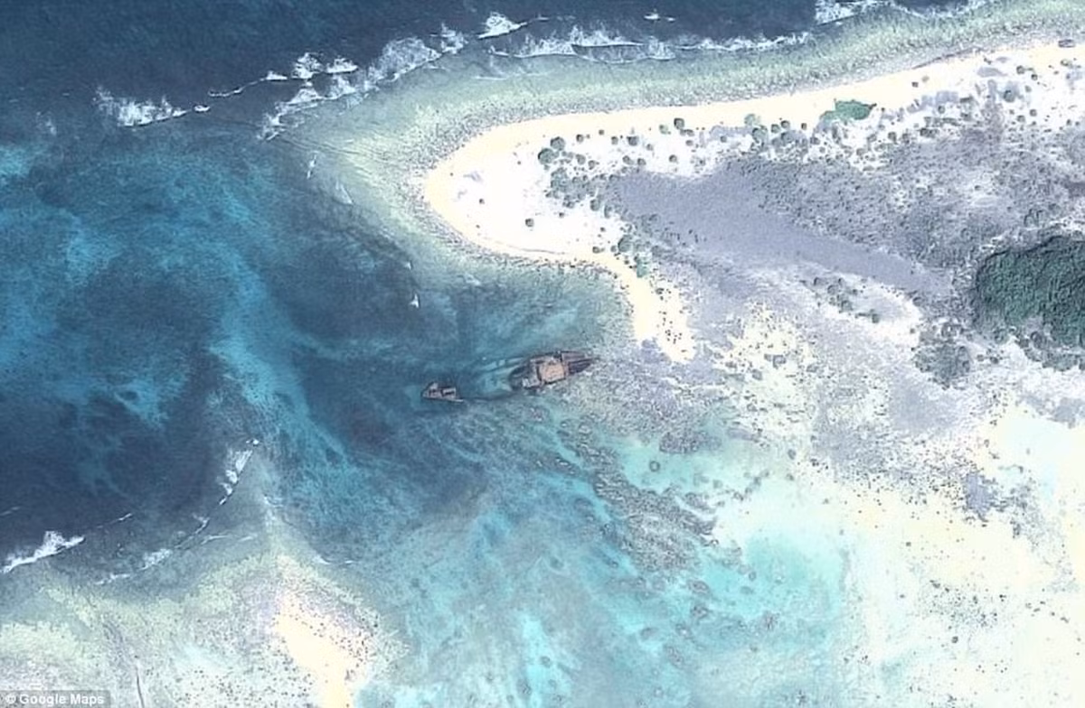 Người Sentinelese cũng thường bắn cung tên, ném lao hoặc ném đá vào những máy bay hoạt động ở độ cao thấp, gần hòn đảo mà họ sống.