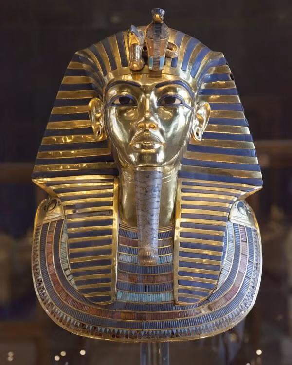 Trong số những hiện vật được khai quật tại lăng mộ của pharaoh Tutankhamun, các chuyên gia dành nhiều sự chú ý đến chiếc mặt nạ vàng được đặt trên xác ướp nhà vua Ai Cập. Hiện vật được chế tác theo hình dáng của Osiris - vị thần thế giới bên kia của người Ai Cập. Với chiều cao 53 cm, mặt nạ nặng hơn 10 kg, được chế tác từ nguyên liệu chính là vàng và được trang trí bằng đá quý.