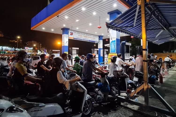 Người dân “rồng rắn” xếp hàng đổ xăng ở đường Lê Quang Đạo lúc nửa đêm chủ yếu đi xe máy, là các tài xế xe công nghệ, những người lao động ngành vận tải. Một số người dân cho biết, họ đã nghe thông tin từ 15h cùng ngày giá xăng tiếp tục giảm, nhưng vì buổi chiều lượng người đi đổ xăng quá đông nên đành phải chờ đến khung giờ này.