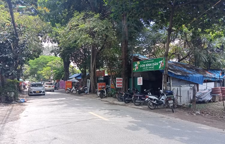 Dù đã có hàng rào tôn chỉ điểm đất quy hoạch nhưng cũng không ngăn được hàng quán mọc lên san sát.