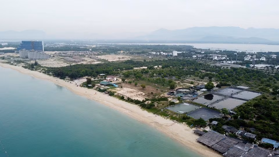 Theo anh Tân, người dân, Bãi Dài là bãi tắm từ xưa đến nay với làn nước trong xanh, được du khách ưa thích, cạnh đó là các resort và khu nghỉ dưỡng cao cấp. Thế nhưng không hiểu lý do gì tại dự án Khu nghỉ mát Hoàng Gia lại xuất hiện trang trại nuôi tôm ngay cạnh bờ biển. "Khoảng 7 đến 10 ngày họ xả nước thải một lần, nước thải màu đen nhìn rất phản cảm khiến du khách e ngại" - anh Tân cho biết. (Ảnh: Trung Vũ).