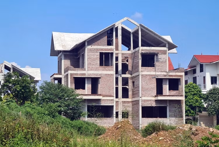 Nhiều căn biệt thự bên trong dự án hoàn thiện một cách dở dang.