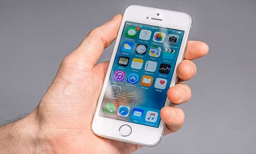 2 - iPhone SE. Nhỏ gọn, mạnh mẽ nhưng giá cả rất phải chăng, phiên bản “giá rẻ” của iPhone đã đánh trúng tâm lý của những fan công nghệ cao. Với mô hình này, Apple đã thành công trong việc xâm nhập vào phân khúc thị trường mới của họ.