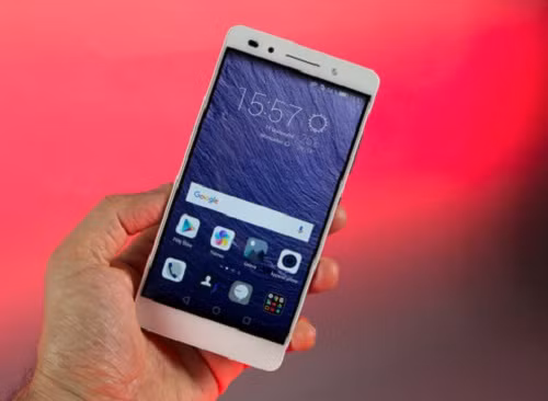 8 - Honor 7. Các điện thoại thông minh Honor đang được ưa chuộng. Honor 7, phiên bản năm ngoái của dòng sản phẩm này cũng có vị trí 10 xu hướng công nghệ cao Google. Với màn hình tuyệt đẹp và thiết kế tinh tế, mô hình điện thoại thông minh này này có nhiều điểm mạnh với giá chưa đến 300 euro (khoảng 7 triệu đồng).