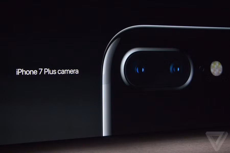 Với camera, người dùng nên mở camera trước và sau, chụp ảnh và quay video để thử mọi tính năng đều hoạt động tốt. Ảnh: The Verge.