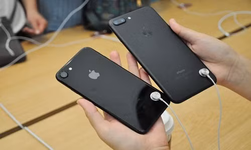 Với những sản phẩm iPhone đời cao, người mua cần kiểm tra chức năng cảm biến vân tay của máy. Ảnh: Miror.