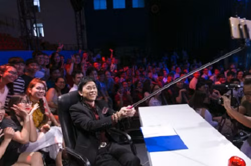 Hoài Linh sắm gậy tự sướng để chụp hình và livestream cho fans xem. Ảnh: Khám Phá.