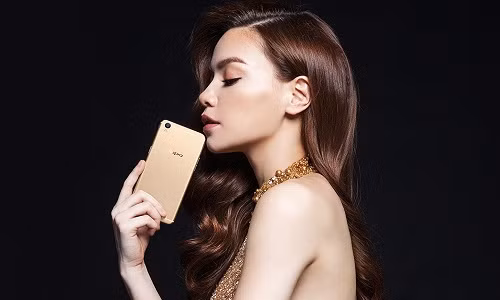 Thần thái rạng ngời chính là yếu tố giúp Hồ Ngọc Hà nổi bật mỗi lần xuất hiện trước công chúng. Ảnh: Youtube/OPPO Vietnam.
