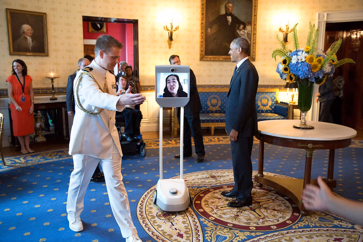 Ông Obama dùng Robot truyền hình hội nghị BeamPro để ọi điện video với Alice Wong, sáng lập viên Dự án Tầm nhìn cho người khuyết tật. Ảnh: Zdnet.
