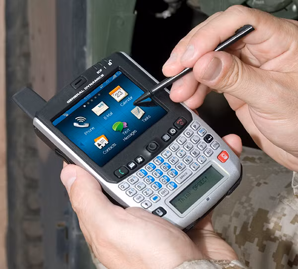Sectera Edge sở hữu hai màn hình, một màn hình cảm ứng 2.8 inch, và phía dưới là màn hình đen trắng. Màn hình đen trắng sẽ hiển thị mức độ an toàn của mạng khi Tổng thống Mỹ Brack Obama sử dụng. Ảnh: Electrospaces.