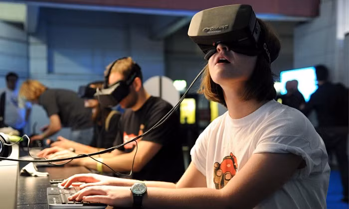 Với sự phát triển ngày càng mạnh mẽ của công nghệ thực tế ảo (VR), các buổi biểu diễn live sẽ dần bị thay thế bởi hình thức giải trí này. Chỉ cần VR, mọi người có thể tận hưởng không gian giải trí sống động ngay tại nhà. Ảnh: Roadtovr.