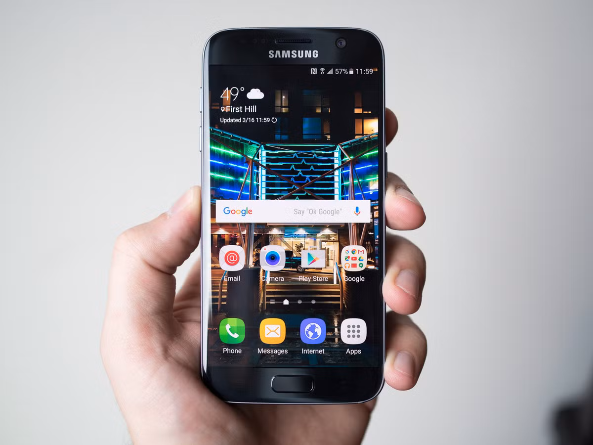 Muốn chụp màn hình Galaxy S7/S7 edge, bạn nhấn tổ hợp Home + Power cho đến khi nháy màn hình hoặc điện thoại rung. Ảnh: Android Central.