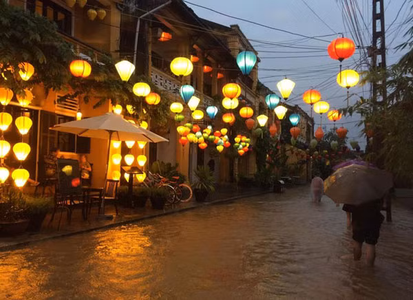 Hội An mùa nước lũ về đêm lung linh trong ánh đèn.