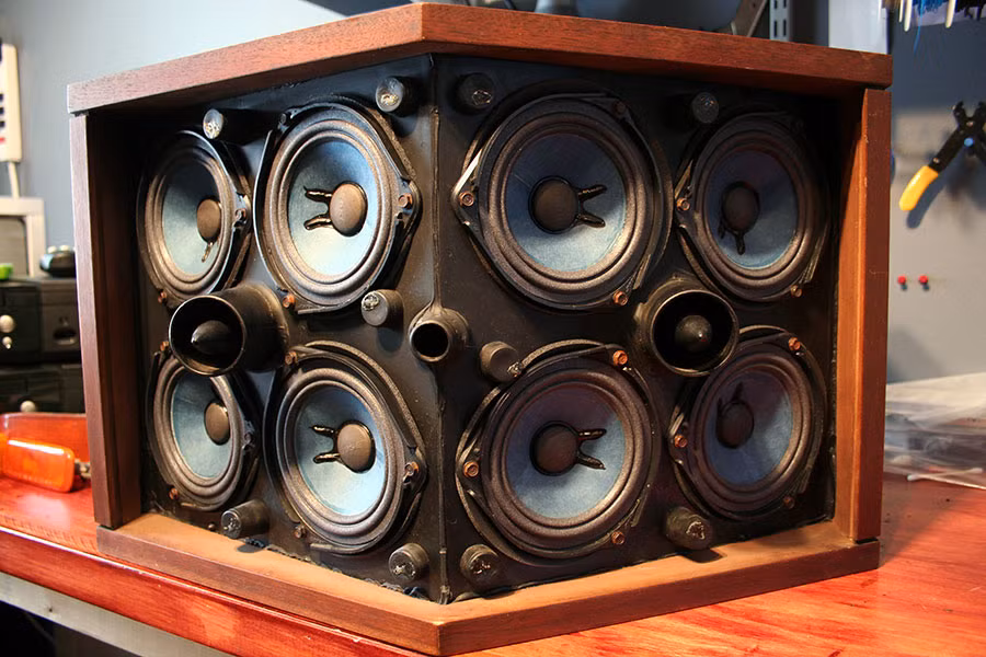 Bose 901 là một trong những mẫu loa sở hữu nhiều củ loa nhất. Nó gồm một củ loa phía trước và 8 củ loa phía sau. Ảnh: SOLID-orange.