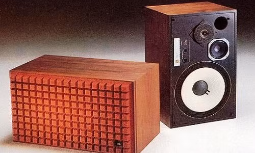 JBL L100 được xem là đòn bẩy làm thay đổi xu hướng nghe nhạc của giới audiophile. Loa JBL L100 sở hữu chất âm hoàn toàn khác so với những mẫu loa trước đó. Do đó nó được dùng làm chuẩn mực cho nhiều mẫu loa khác. Ảnh: Vintage Speaker.