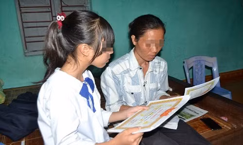 Niềm vui và sự động viên lớn nhất lúc này của chị T là đứa con gái ngoan ngoãn, học giỏi. Ảnh: Đức Tùy