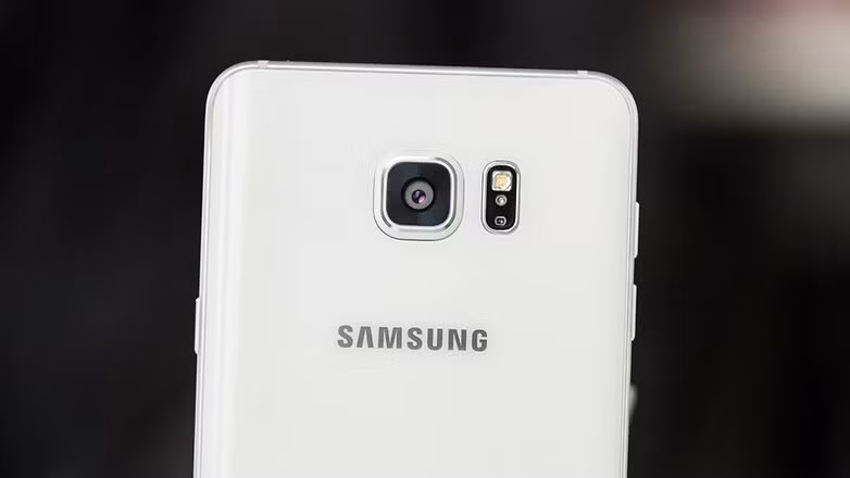 Làm sạch ống kính camera là mẹo chụp ảnh đẹp bằng điện thoại Android đơn giản nhất mà hầu hết mọi người đều bỏ qua. Những vết ố, bụi bám trên ống kính là nguyên nhân khiến bức ảnh bị mờ. Ảnh: Androidpit.